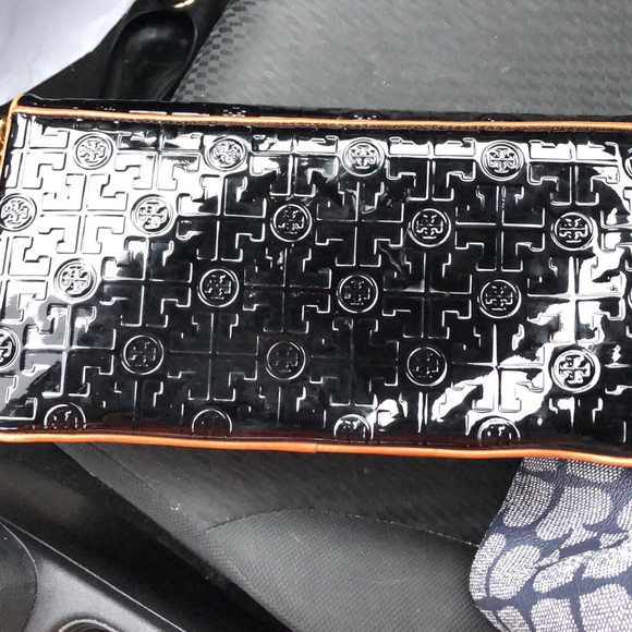SOLD Tory burch patent clutch with logo - Picture 4 of 4